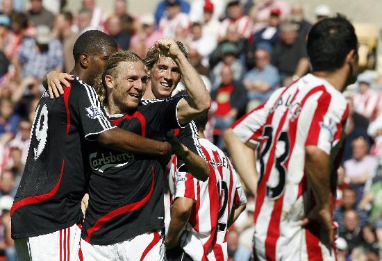 MVP👍对手疑似晕厥倒地，18岁武什科维奇火速救助，防止他窒息（展现MVP风范：对手疑似晕厥倒地，18岁武什科维奇火速施救避免窒息）